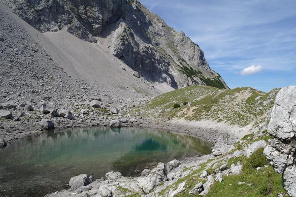 Bergtour , Brendl See iist ein malerischer Bergsee in der Region Tirol im Gebiet der Ehrwalder Alm. Der See ist ein beliebtes Ziel für Wanderer und Naturliebhaber  auch Fotografen die die Ruhe und Schoenheit der Tiroler Alpen geniessen  wollen. 