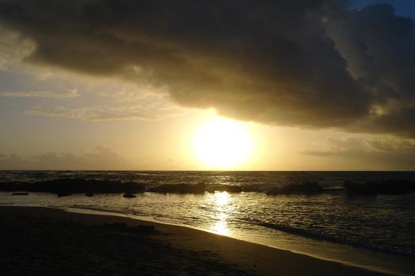 ❤️ The colors... here a bit pale... deepen as the sun sets more... colors get richer... the ever changing mood of the tropical sky... 