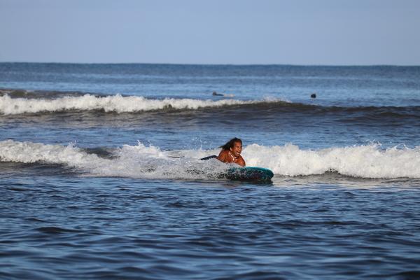 hawaii Kauai pakalas surf. Hawaiian surfer catch the wave. Fotografiert mit der Canon Kamera von Ihrem Fotograf in der Nähe.
