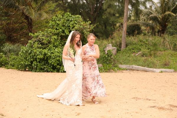 beautiful beach Wedding, Kauai Hawaii, destination Wedding, all over the world they come to this green garden island, Kauai Hawaii for a destination Wedding
Die wunderschoene Braut im elegantem Brautkleid wird von der Brautmutter bekleidet. Romantische Orchideen als Brautstrauss. Yoou can see the smile in the bride face. Der Fotograf in der Nähe für ihre Hochzeit. Hochzeitsfotograf Augsburg  